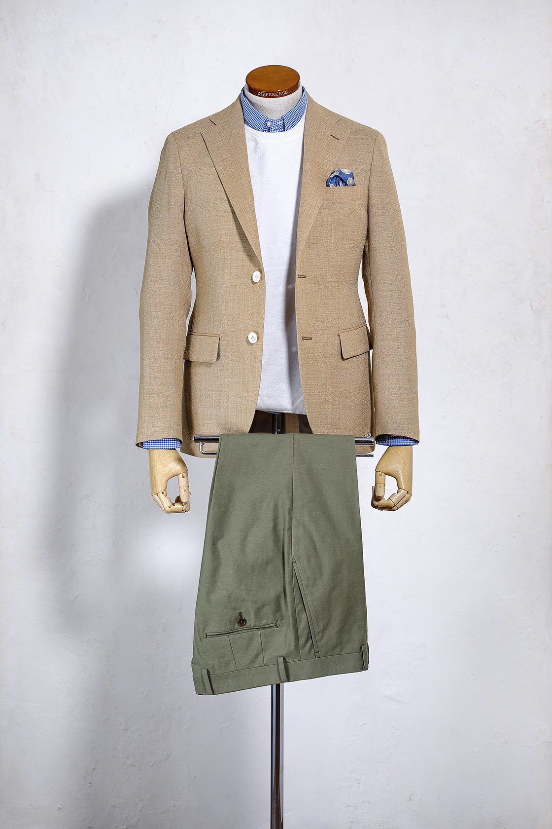 ベージュのジャケットにカーキ色のパンツを合わせたオフィスカジュアルスタイルのコーディネート