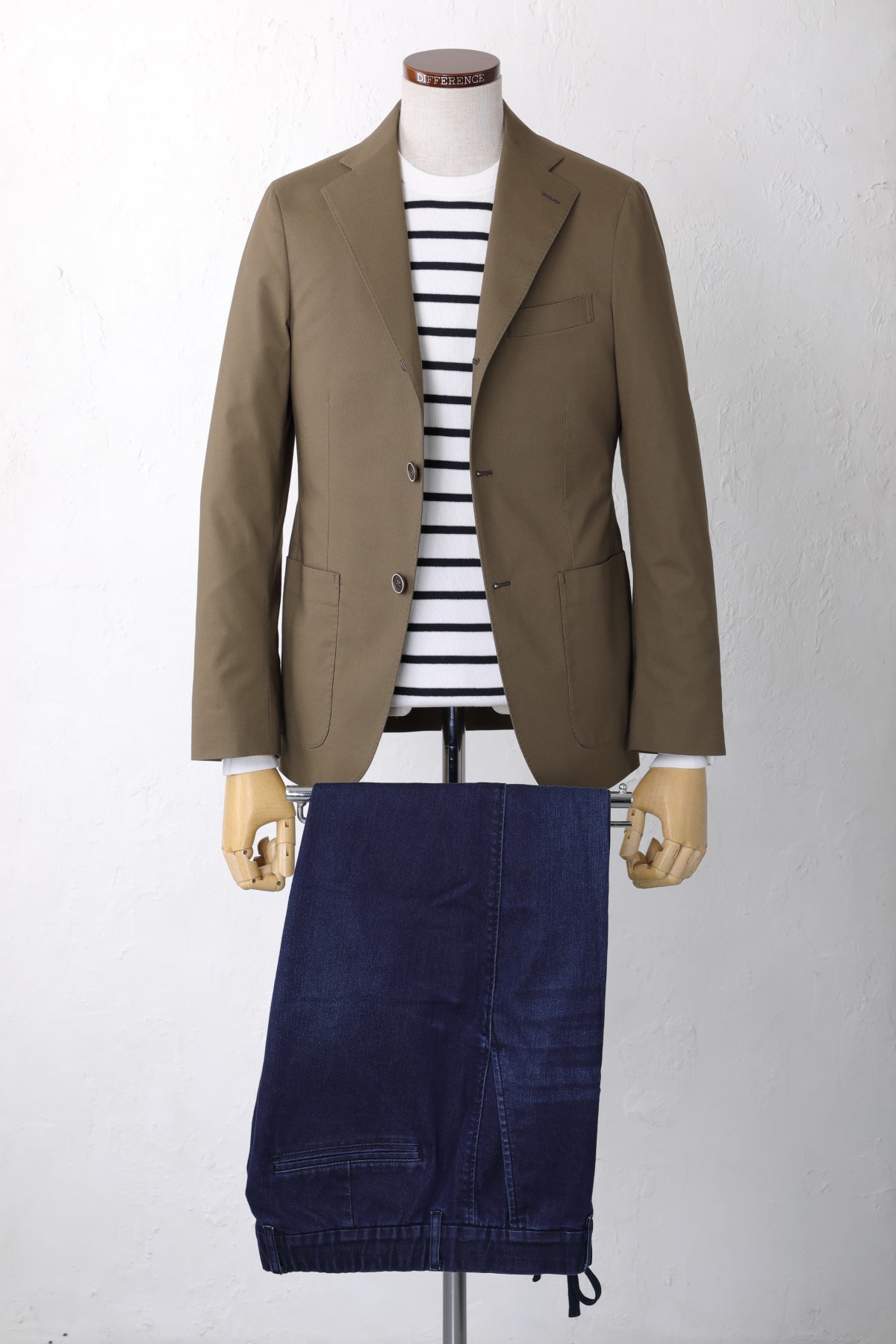 暗めのベージュジャケットのカジュアルスタイルのコーディネート