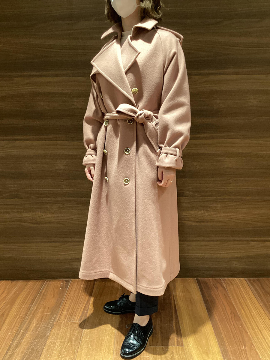 ピンクのトレンチが魅せる、都会的なフェミニティ | オーダー