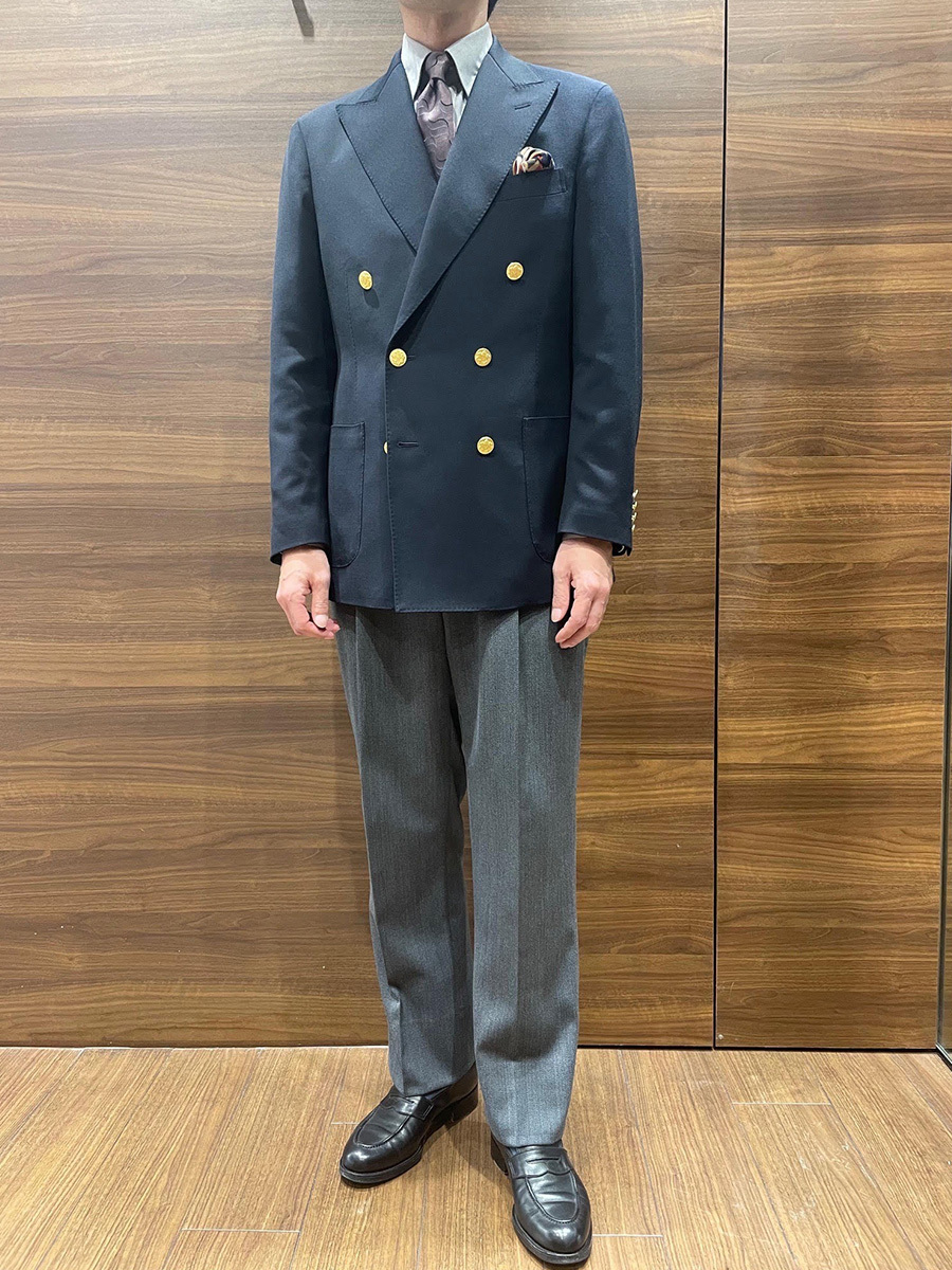 Vゾーンで遊ぶ、紺ブレザーの新しい解釈 | オーダースーツブランド