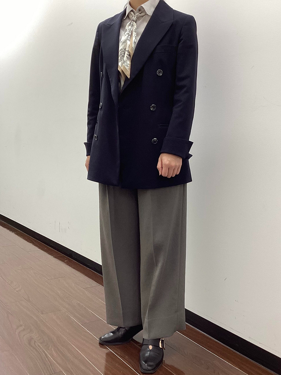 ゆったりジャケパンに、スカーフでアクセント | オーダースーツ
