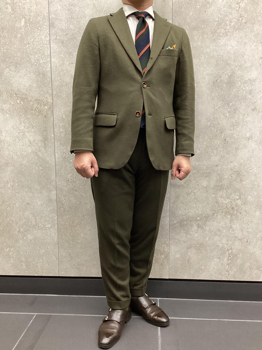 光沢感を活かす、ゆったりフィットのスリーピース | オーダースーツ