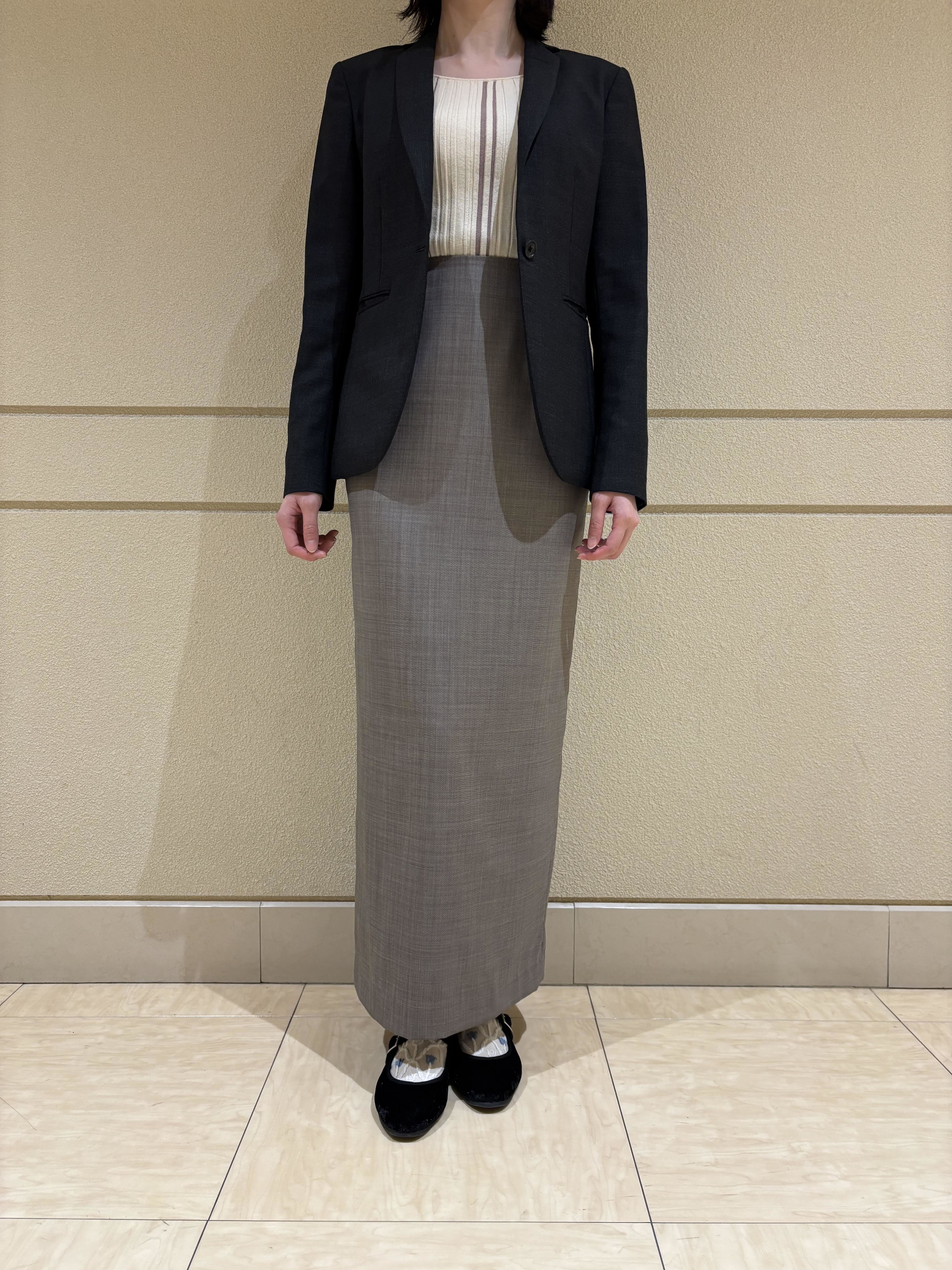 上質な素材感が際立つ、シンプルで洗練されたセットアップ