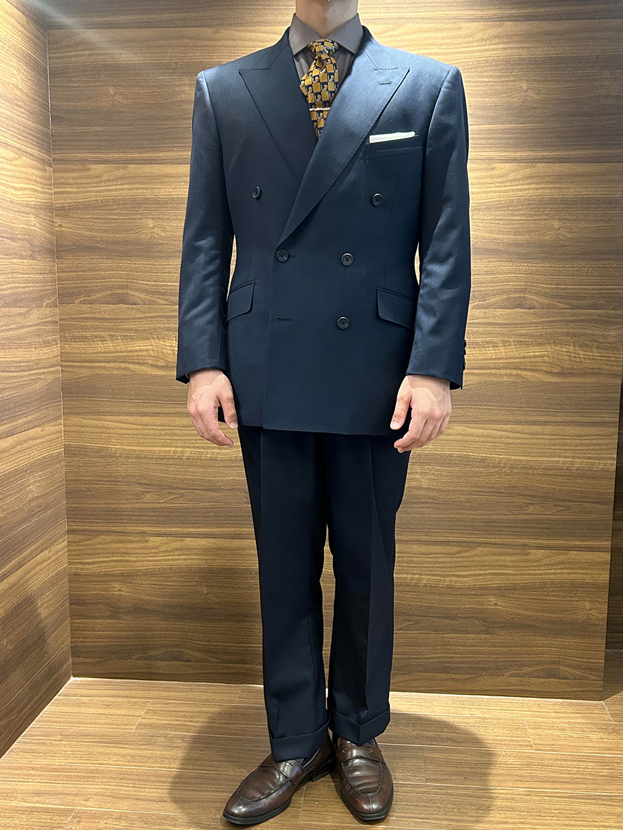Super130'sの艶感にイエローの華やぎを添えて。主役級ダブルスーツ
