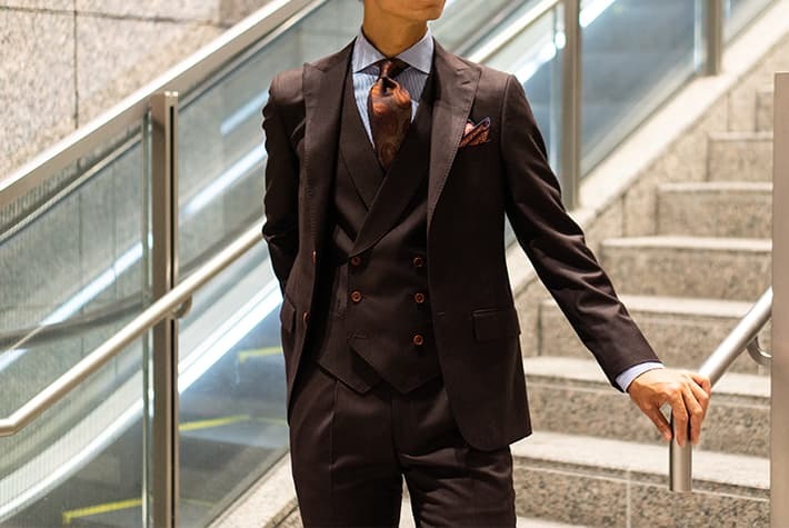 ブラウンスーツにサテン光沢感のネクタイを合わせた男性コーデ